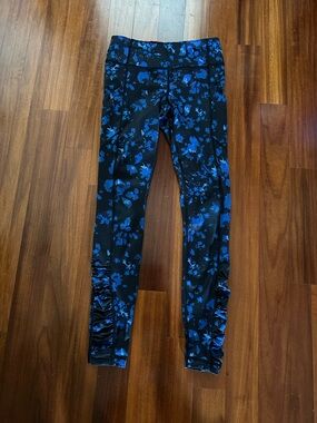 lululemon athletica Black & Blue Floral Ruched Ankle Leggings